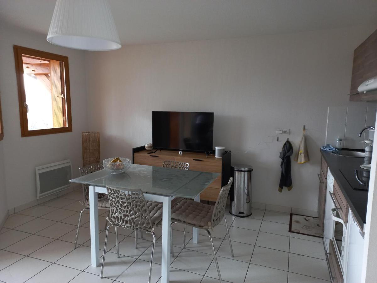 Appartement Offrant Une Magnifique Vue Des Montagnes Сен-Леже-ле-Мелез Екстериор снимка