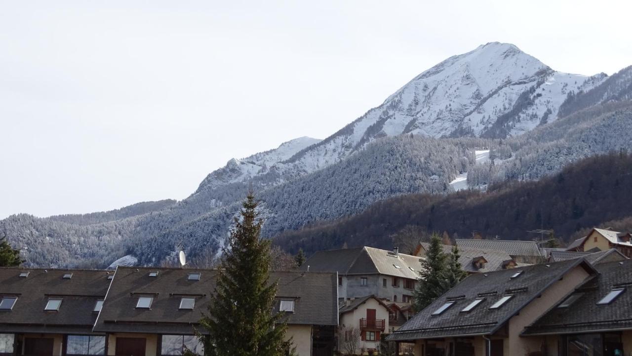 Appartement Offrant Une Magnifique Vue Des Montagnes Сен-Леже-ле-Мелез Екстериор снимка
