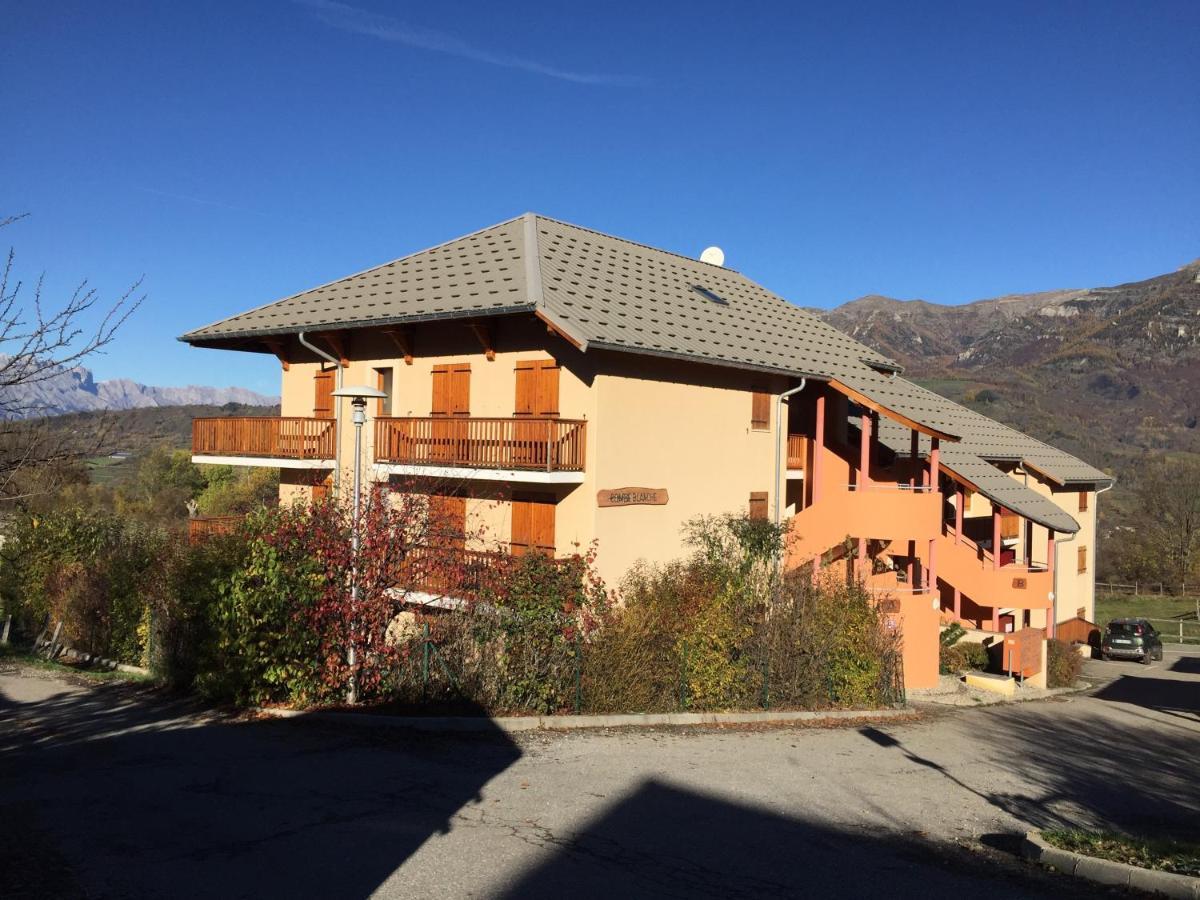 Appartement Offrant Une Magnifique Vue Des Montagnes Сен-Леже-ле-Мелез Екстериор снимка